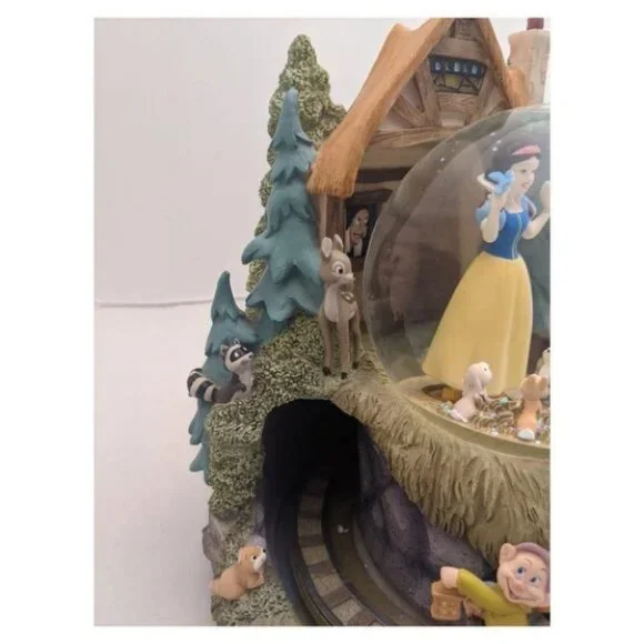Disney SNOW WHITE & SEVEN DWARVES large Music SNOW GLOBE collectible holidays - Picture 9 of 13